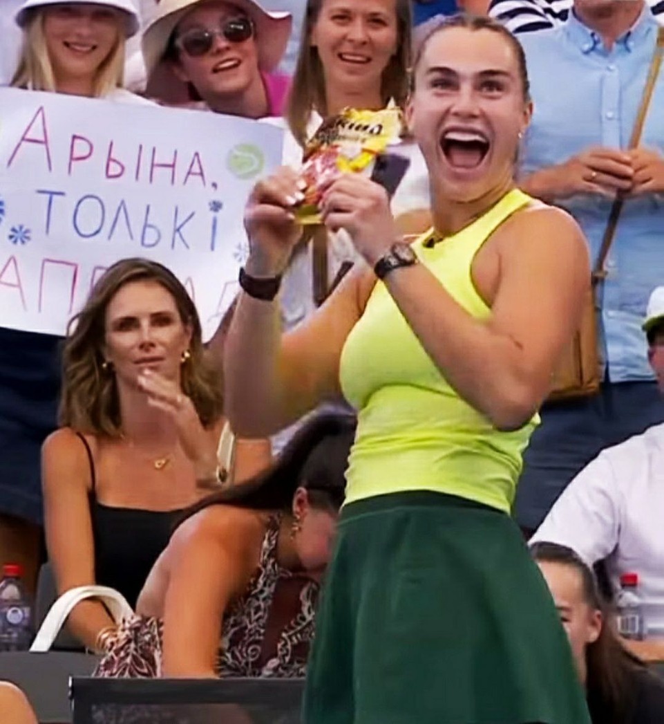    Соболенко получила от болельщиков мармеладных мишек. Фото: кадр видео