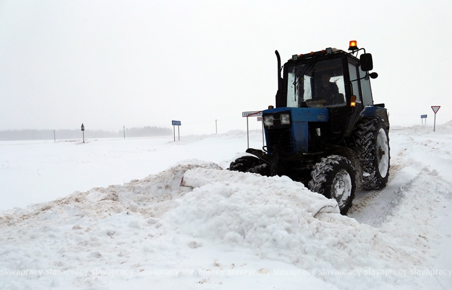     Фронт работ – 755 километров: кто помогает копыльским дорожникам устранять последствия циклона