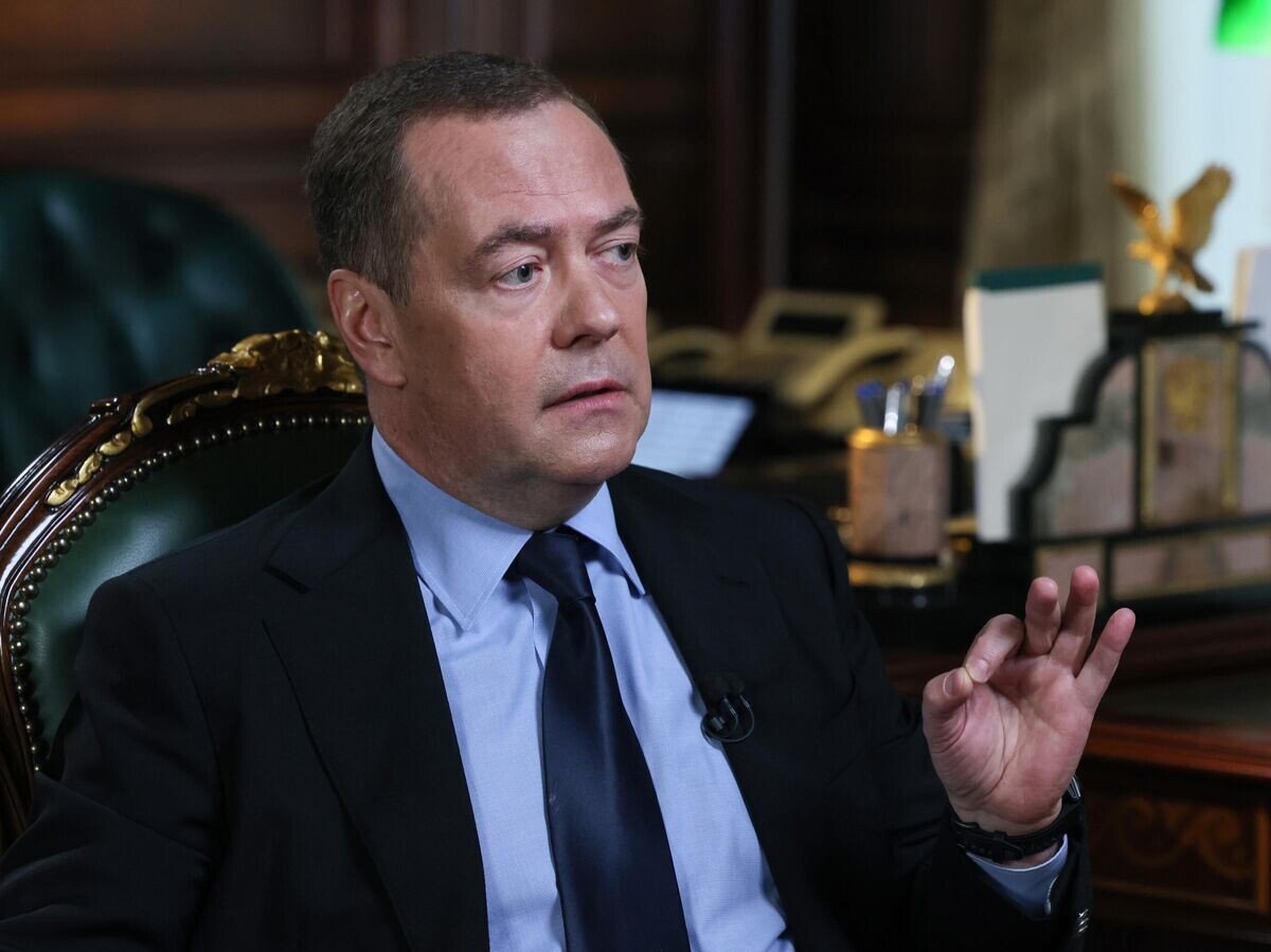    Заместитель председателя Совета безопасности России Дмитрий Медведев во время интервью журналисту телеканала RT Рори Марку Ричарду Суше | © РИА Новости / Екатерина Штукина