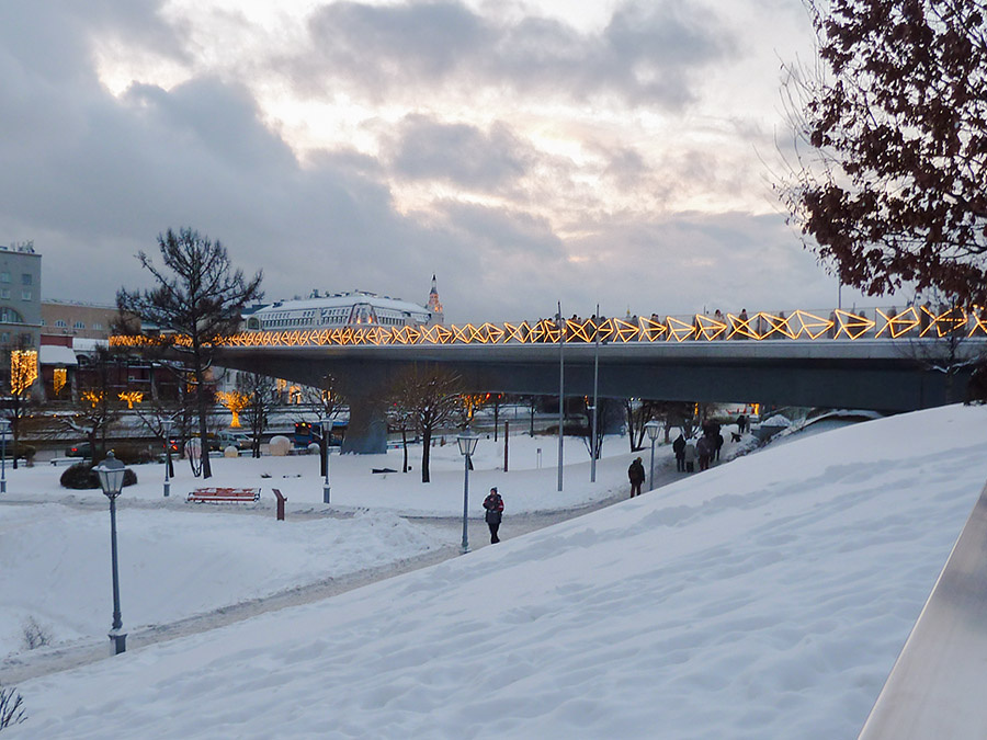 парящий мост в огнях