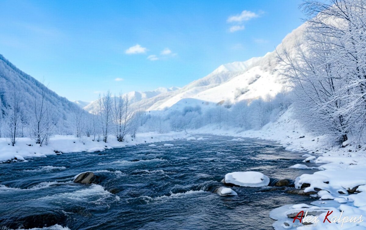 Река Арагви в ущелье у поселка Пасанаури. Январь 2026 г. 
