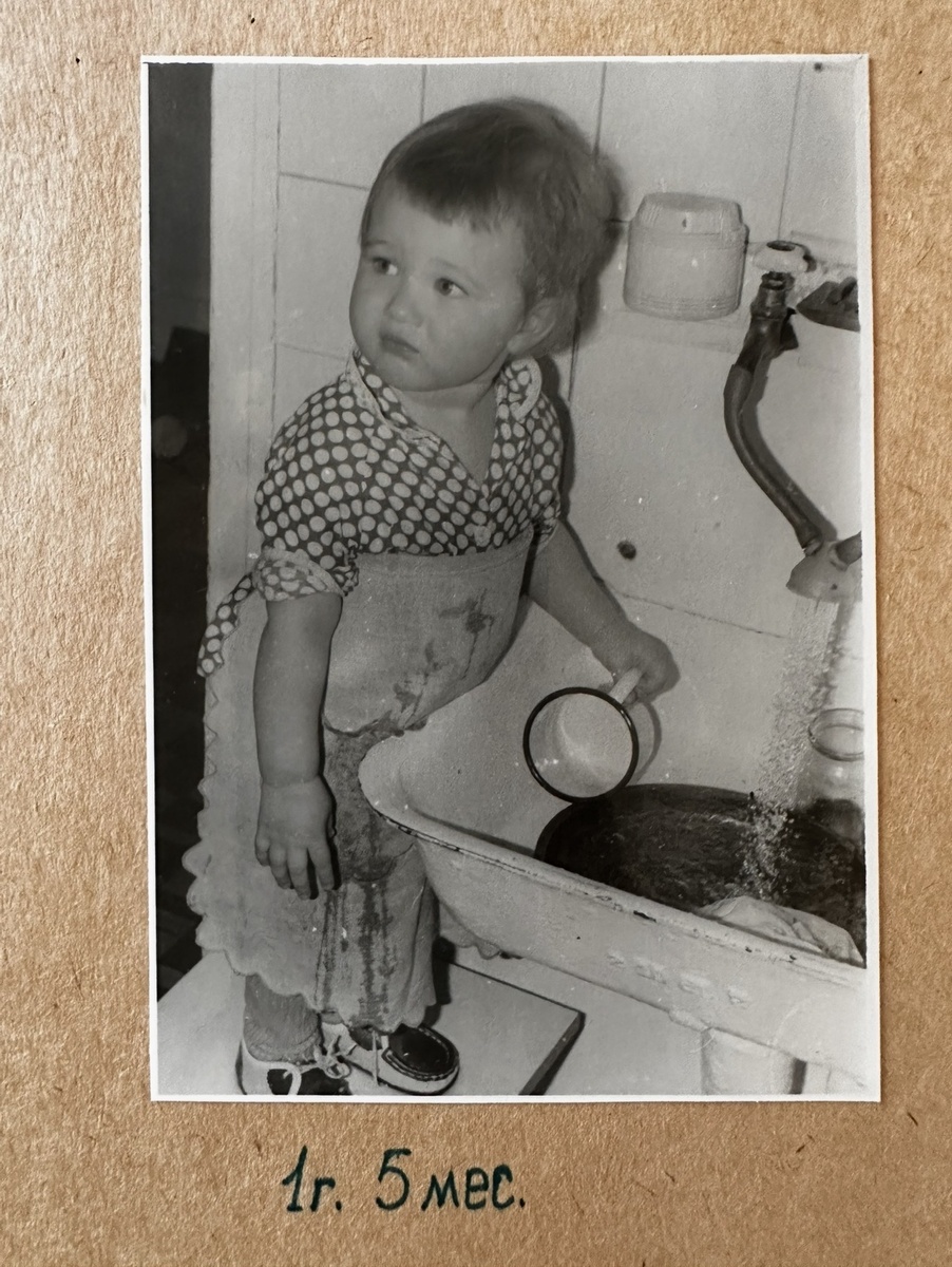 Многих детей тех лет воспитывали строго, а родители буквально выживали на работе и в очередях за продуктами 