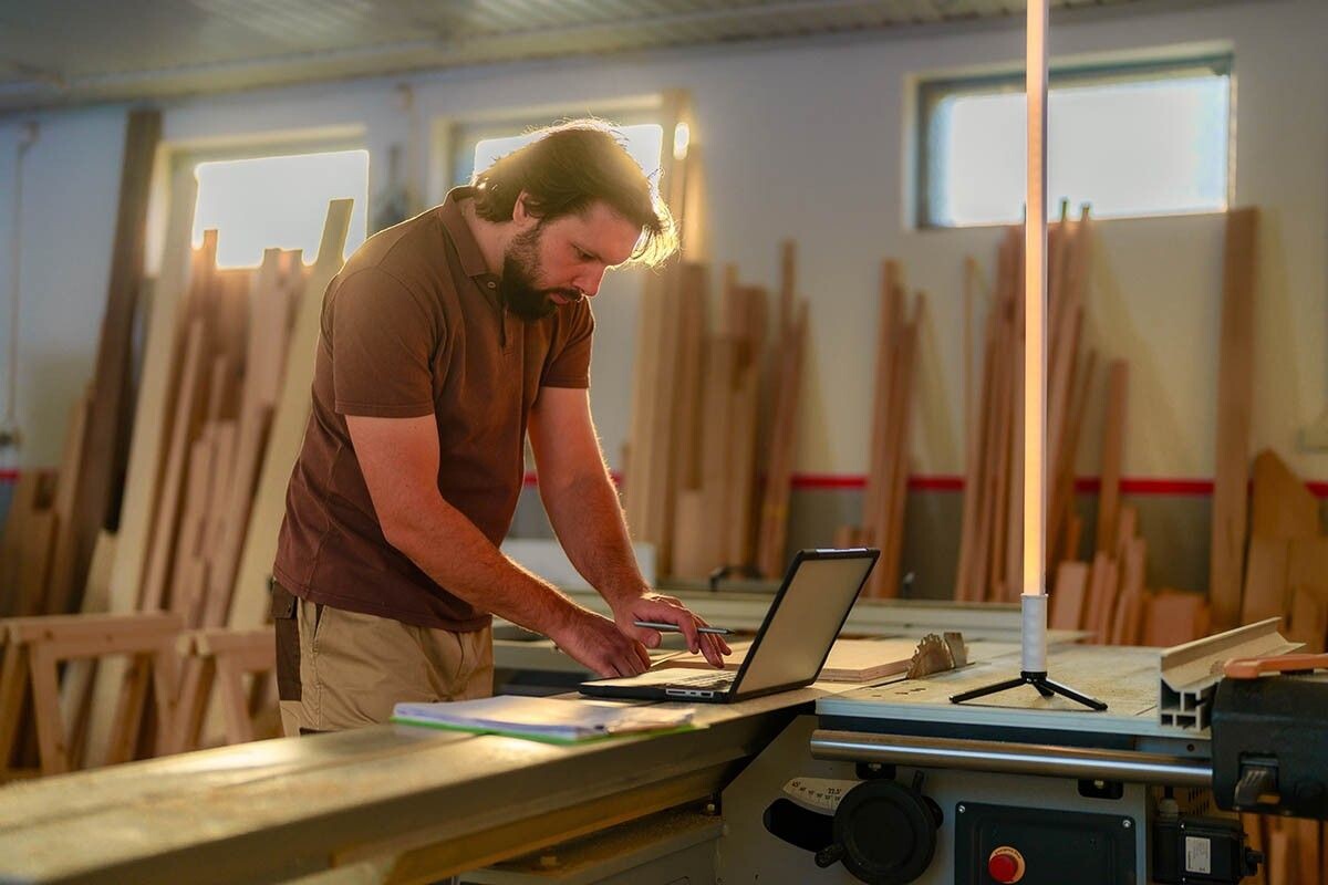 Плотник делает расчеты перед работой с деревом. Источник: f.t.Photographer / Shutterstock / FOTODOM📷
