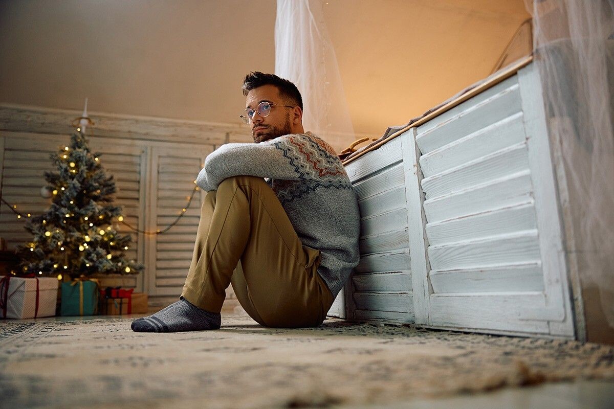 Первые рабочие дни после Нового года многим даются тяжело. Психологи называют это состояние постпраздничной тоской. Источник: Drazen Zigic / Shutterstock / FOTODOM📷
