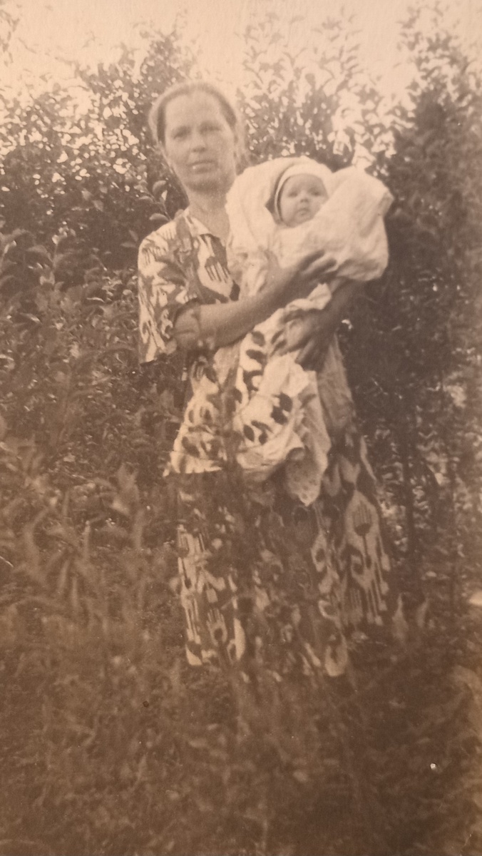 Я в возрасте четырёх месяцев на руках мамы Тани