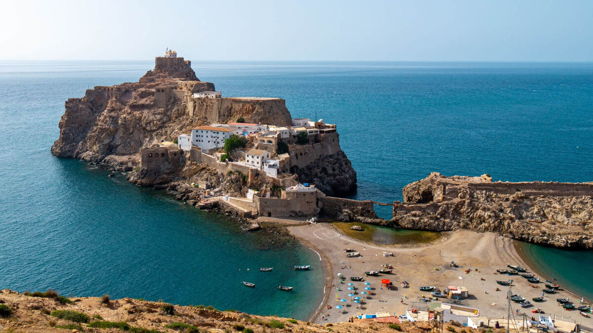     Фото: Amine Idrissi/Shutterstock/FOTODOM Пеньон-де-Велес-де-ла-Гомера — эксклав, связанный с материком лишь узкой песчаной косой длиной 85 м