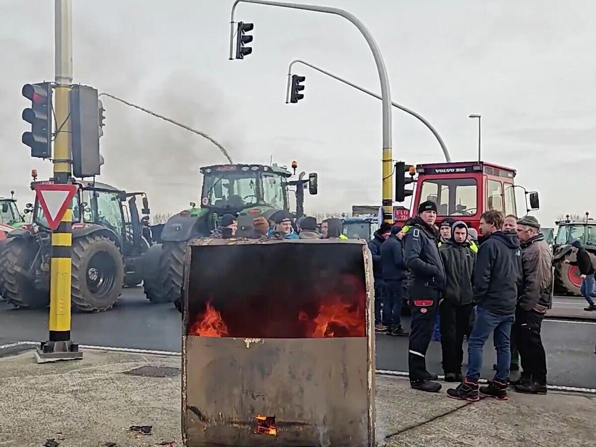    Бельгийские фермеры блокируют автомагистраль в знак протеста против соглашения по Меркосур. Кадр видео | © Belga News Agency