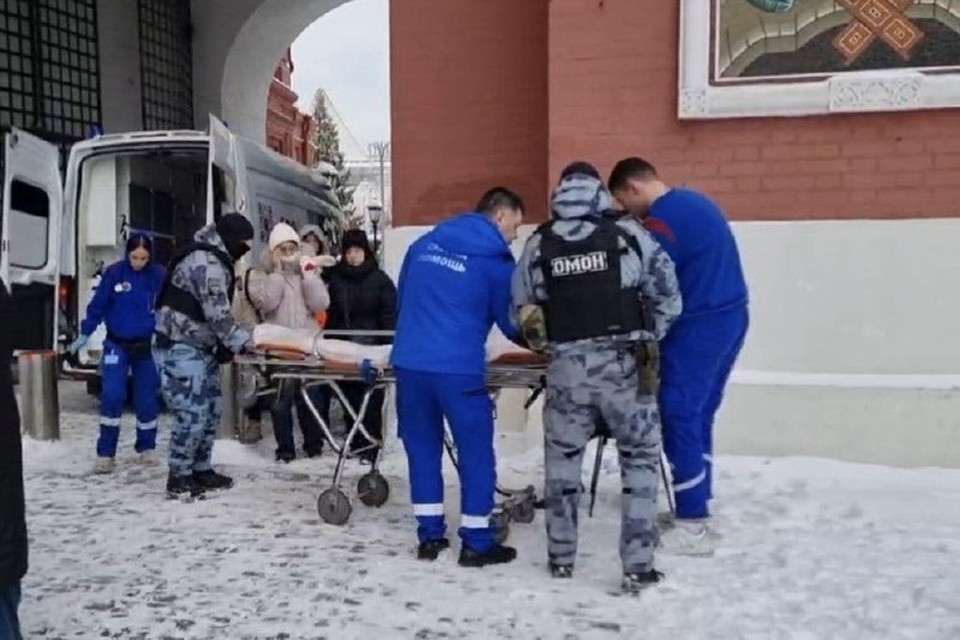    Московские росгвардейцы помогли женщине, которая упала и сломала лодыжку. Фото: пресс-служба ГУ Росгвардии