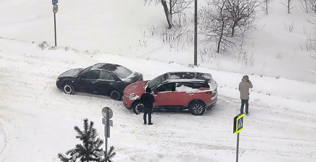 Соблюдение дистанции на заснеженной дороге необходимо для избежания столкновения с впереди идущим автомобилем 