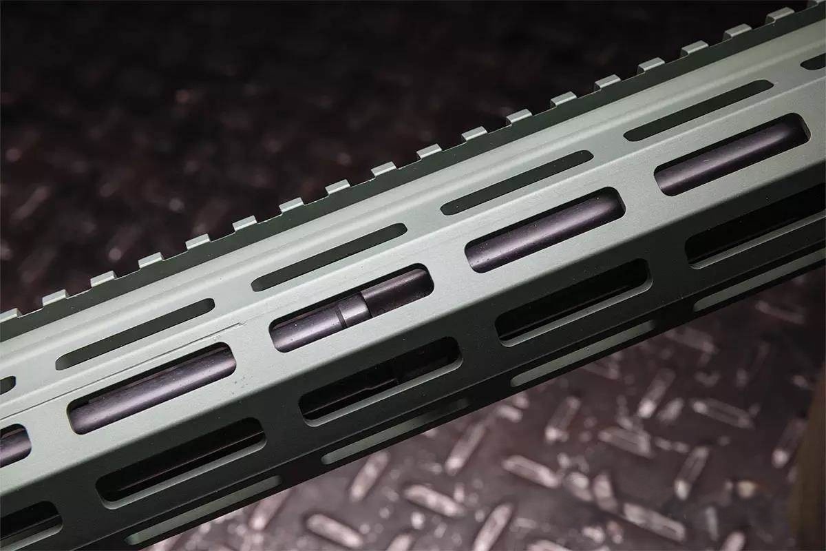 Цевьё Storm выполнено с семью гранями, оснащёнными широкими прорезями M-Lok. Верхняя планка позволяет легко устанавливать дополнительные аксессуары.