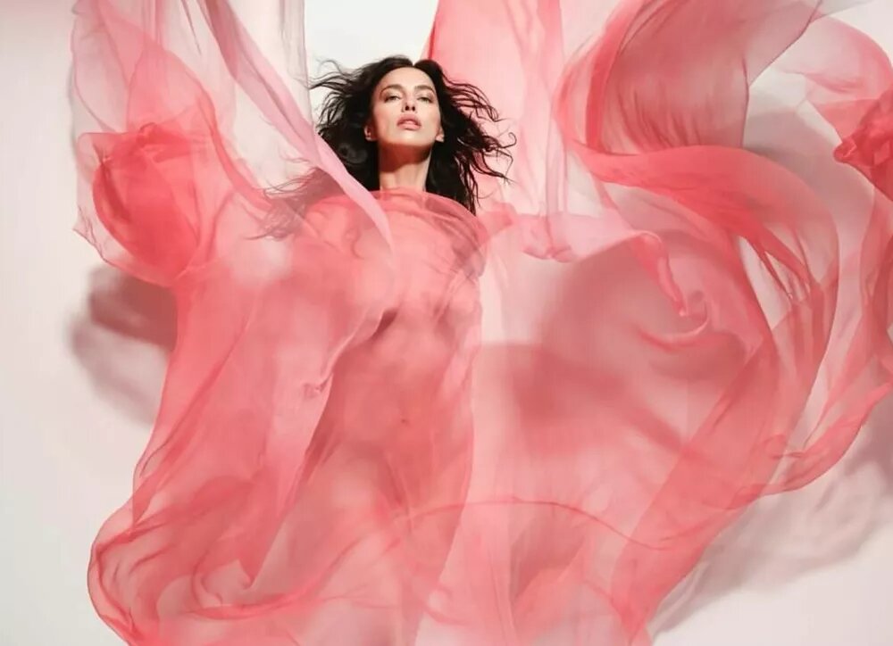    Ирина Шейк снялась в прозрачной простыне для культового fashion-календаря