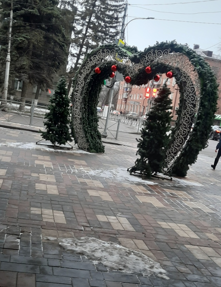 Арка у входа в гипермаркет, а ночью горят гирлянды. Фото автора 