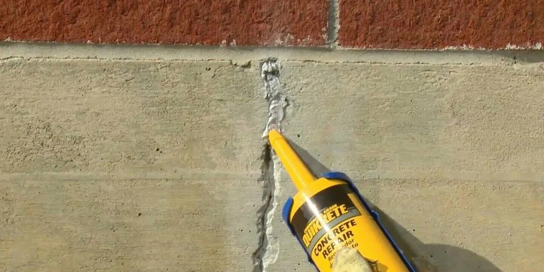 Этот герметик закрывает трещины, швы и микроразрывы, которые видно только после зимы: больше не замазываю бетон раствором