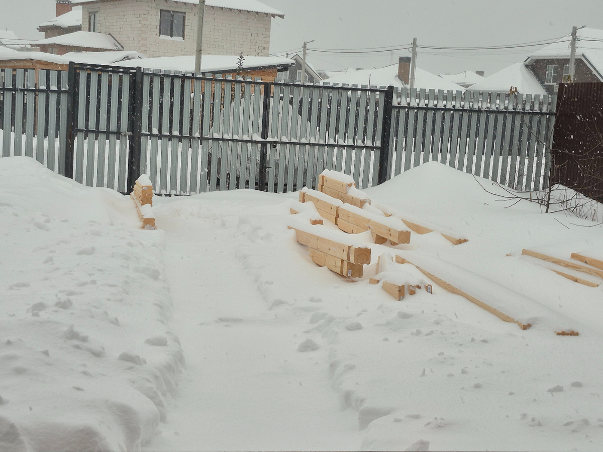 Это мы уже два раза прочистили дорожку. 