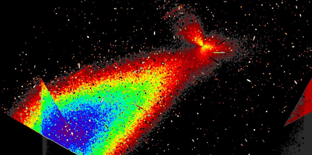    Видна структура из трех струй с заметным антихвостом в направлении Солнца (в левом нижнем углу)Toni Scarmato / NASA/ESA/STScI