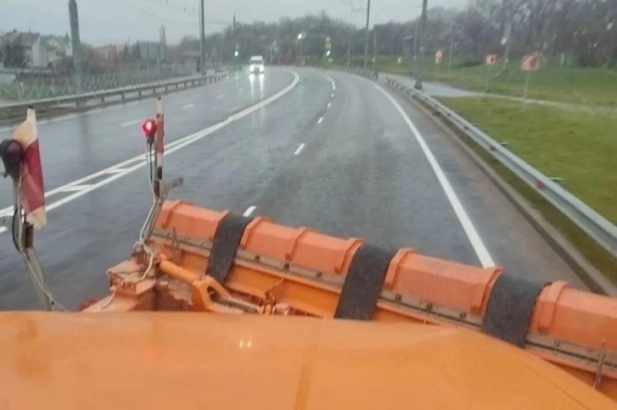    Спецтехника вышла на дороги Крыма из-за мокрого снега