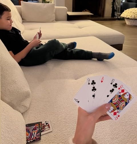    Анастасия Решетова играет в карты с сыномСоцсети Анастасии Решетовой