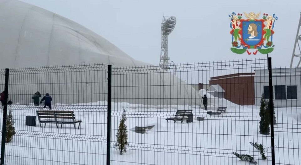    Власти сказали о повреждении мембраны футбольного манежа из-за снега Витебске. Фото: скриншот с видео Витебского горисполкома