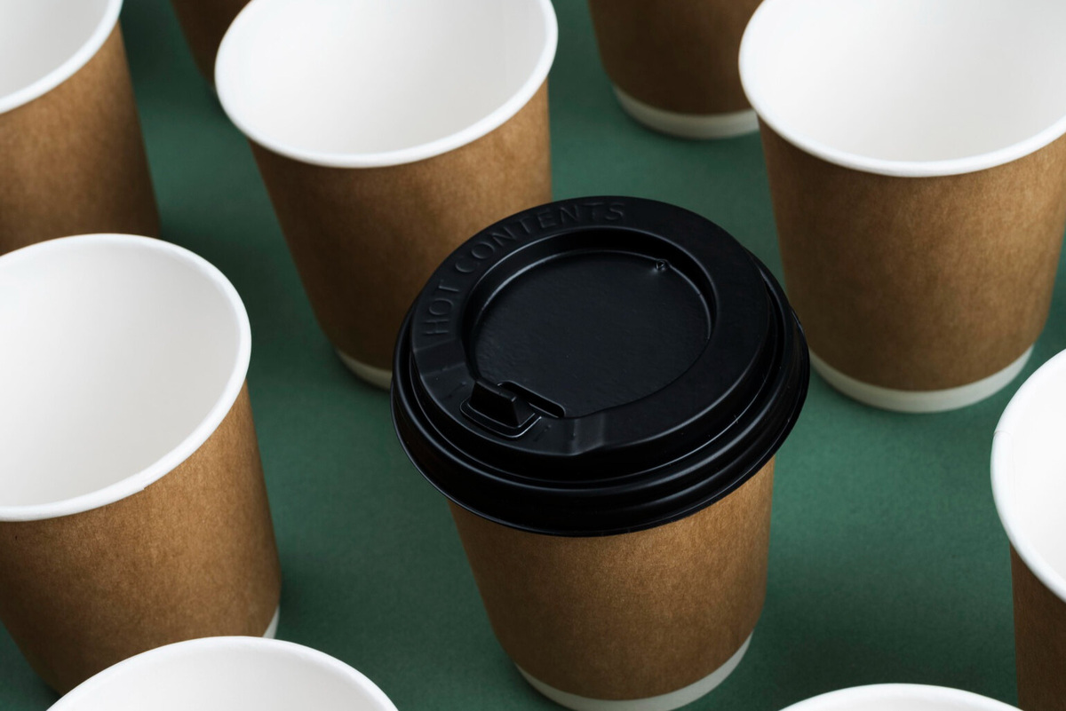     Не декоративный элемент: для чего нужно крошечное отверстие в пластиковой крышке на кофейном стакане?