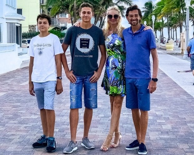 Руслан Нигматуллин  с бывшей женой и сыновьями / фото из открытых источников