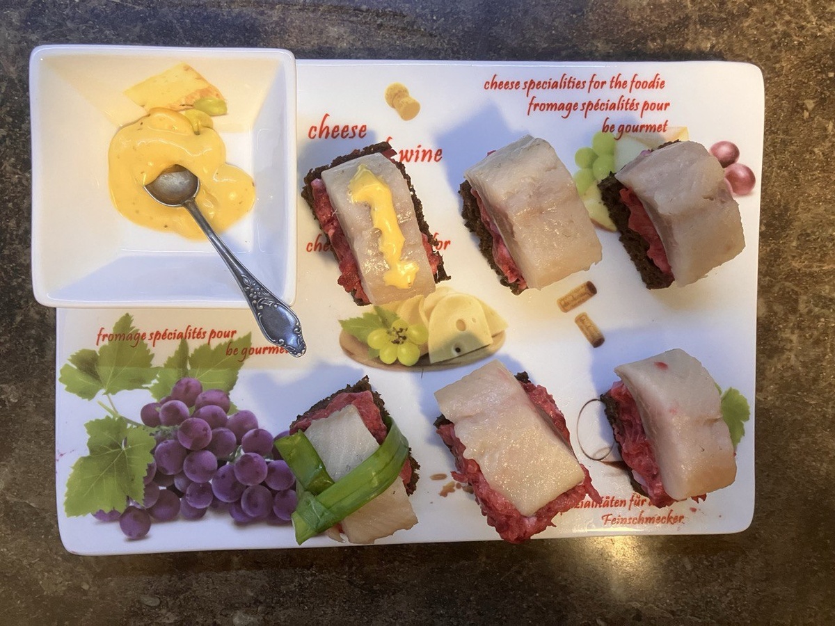 "Селедка над шубой" - Закусочные бутерброды из сельди на гренках