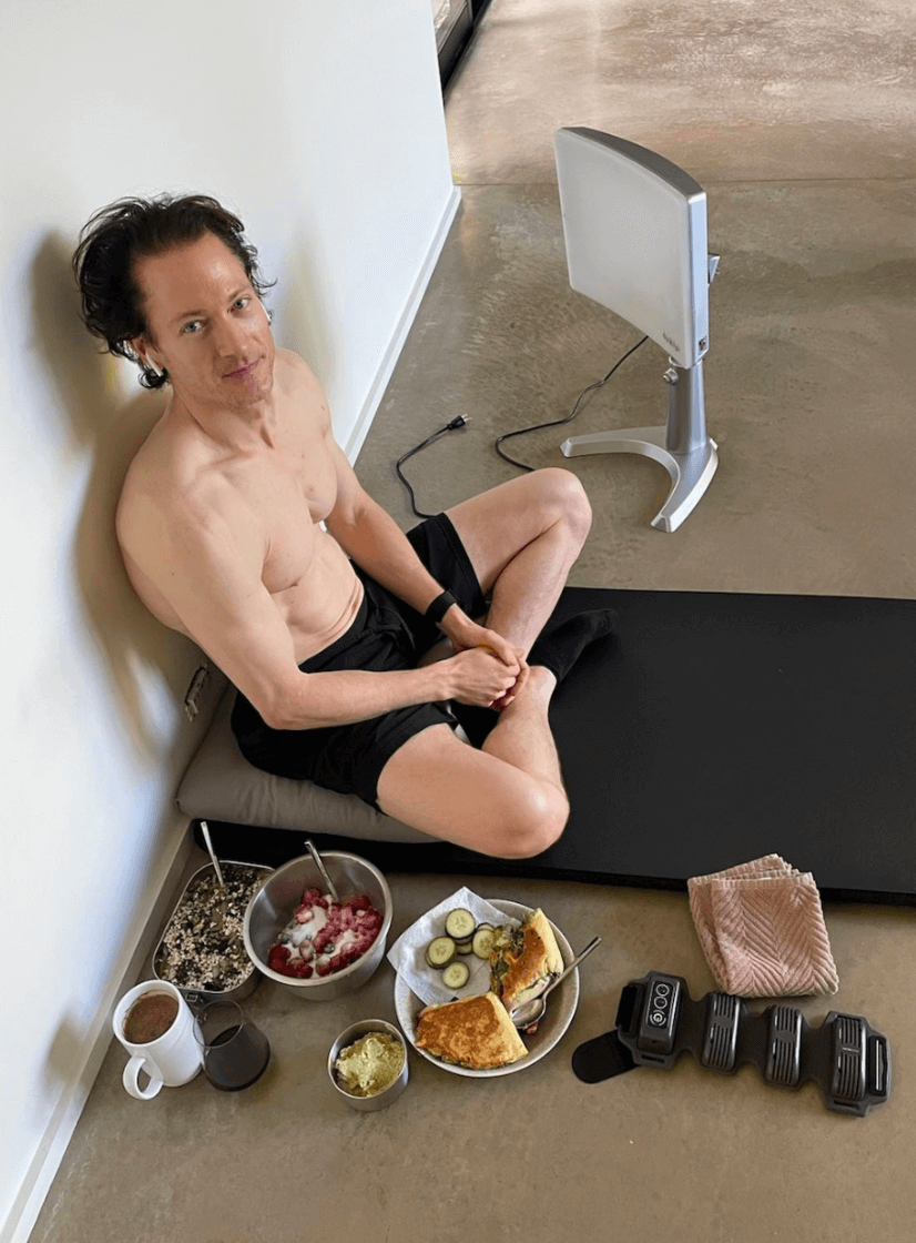 Мое мнение: выглядит как мужчина за 40. А вы как думаете?