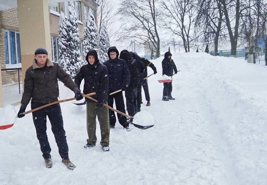     К борьбе со снежной стихией подключилась молодежь Копыльщины