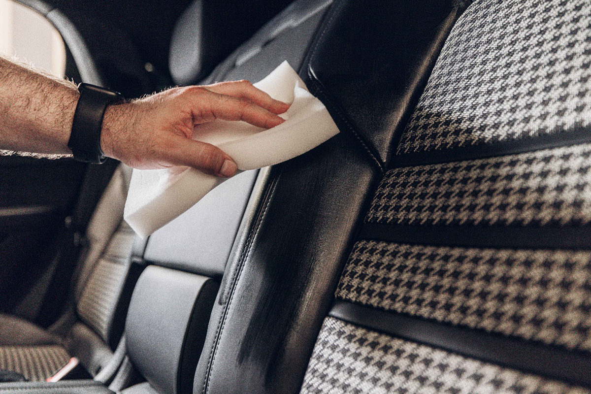 Результат химчистки кожаных сидений — чистая матовая кожа без блеска