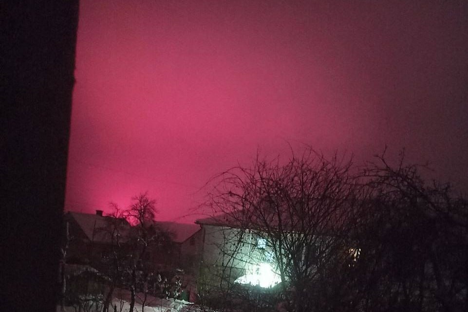    Небо над Львовской областью окрасилось в розово-красный цвет после удара ВС России. Фото: тг канал "Военная Хроника".