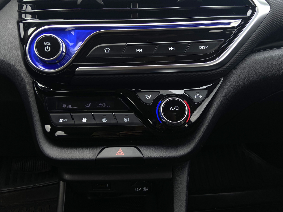 Аналоговое управление кондиционером позволяет регулировать настройки не глядя.
