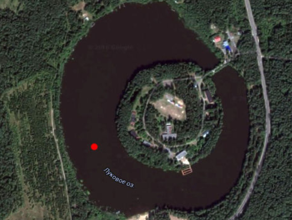    На карте водоём выглядит необычно: такой маленький синий бублик, в центре водной глади - маленький зелёный островок. Скриншот mk.ru