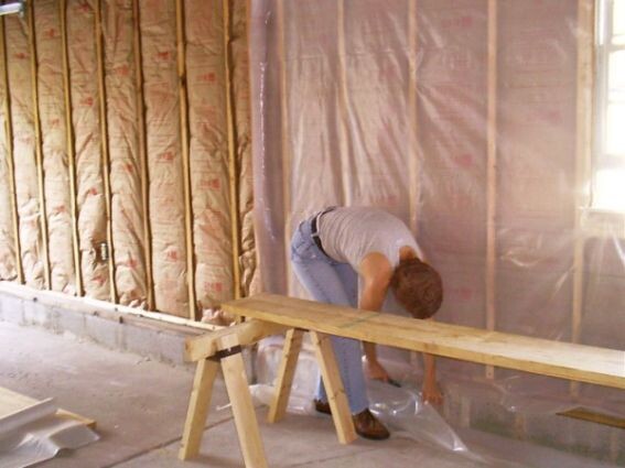 Гидроизоляция стен каркасеного дома изнутри обычной полиэтиленовой плёнкой. Снаружи ничего гидроизолировать не надо