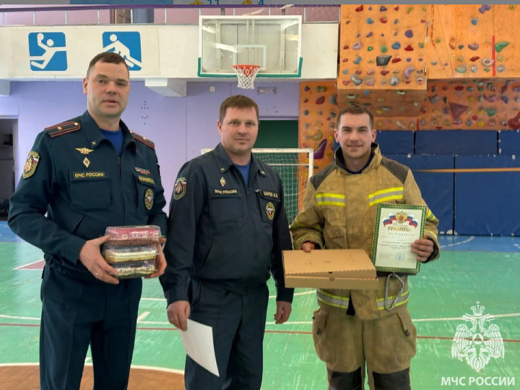     Мини-футбол спасателей. Фото: пресс-служба ГУ МЧС России по Свердловской области