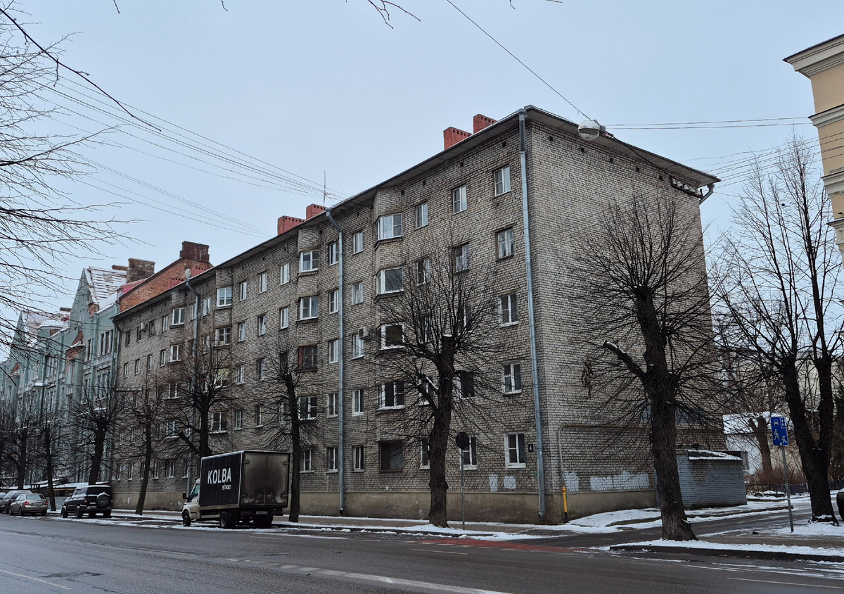 Ранняя "эркерная" 1-528 в Выборге. Фото автора