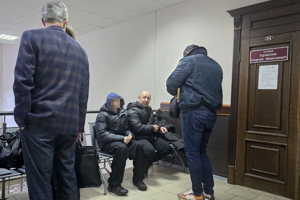    На заседание в Прикубанский районный суд один из ребят пришел с отцом. Подросток выглядывает из-под капюшона куртки и демонстративно отворачивается. А вот его папа соглашается ответить на вопросы. / Фото: Татьяна Павловская