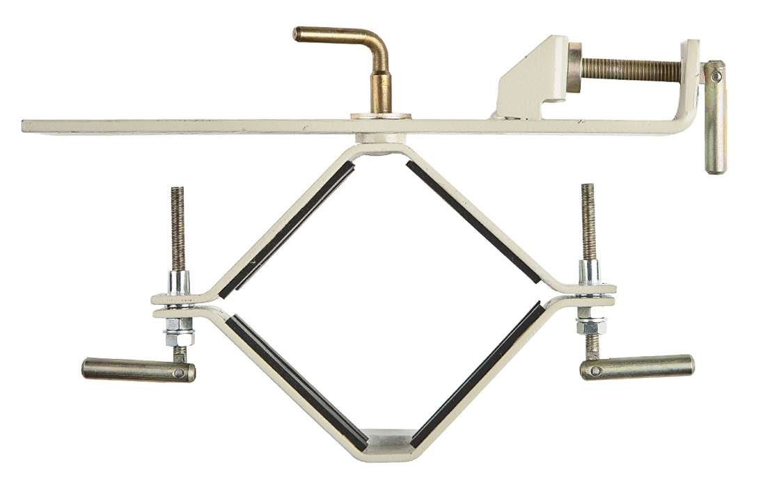 Универсальный кронштейн для удобства монтажных работ (промышленного изготовления).