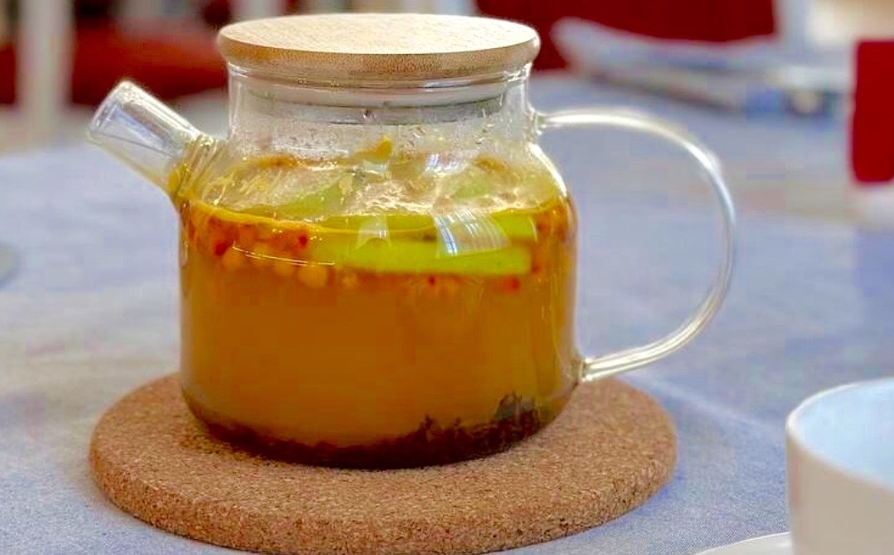 Чай с яблоками и облепихой.