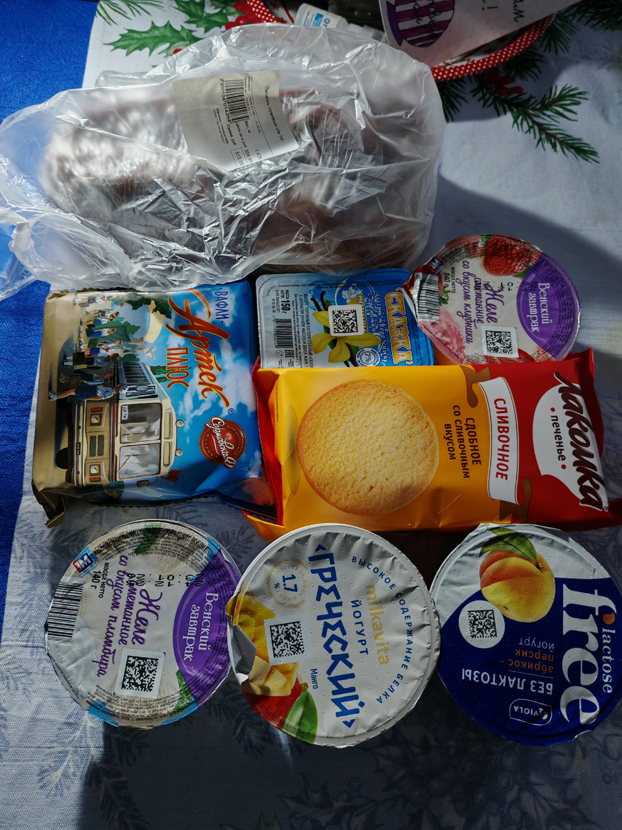 Мои покупки. Заплатила 901 р. Сама, если честно, в шоке. Кусок замороженной говяжьей печени стоит 501 р, всё остальное - 400 р. 😥