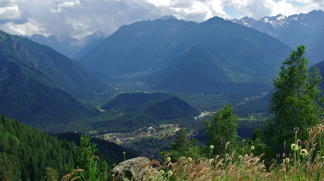 Присмотритесь и в центре фото, вы увидите посёлок Архыз