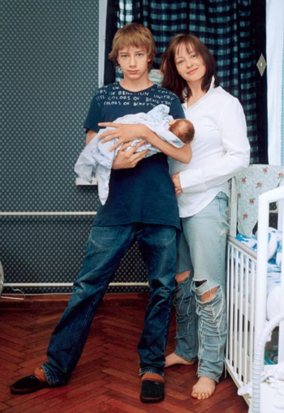 Евгения Добровольская со старшим сыном Степаном и новорожденным Яном