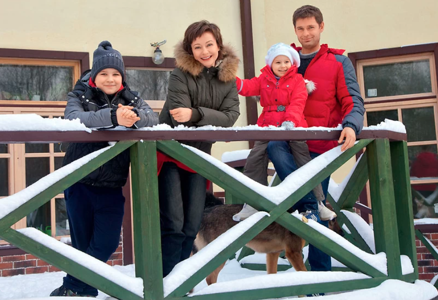 Евгения Добровольская с Яном, Настей и Дмитрием в 2013 году