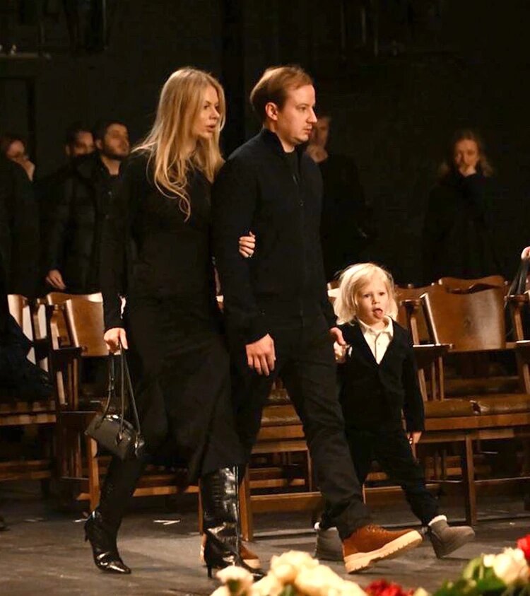 Степан Добровольский с женой и сыном на прощании с матерью