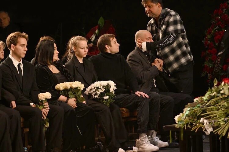 Александр Самойленко обнимает последнего мужа актрисы Дмитрия Мананникова, рядом с которым у гроба актрисы сидят Николай Ефремов, Анастасия Мананникова, Ян Бойко