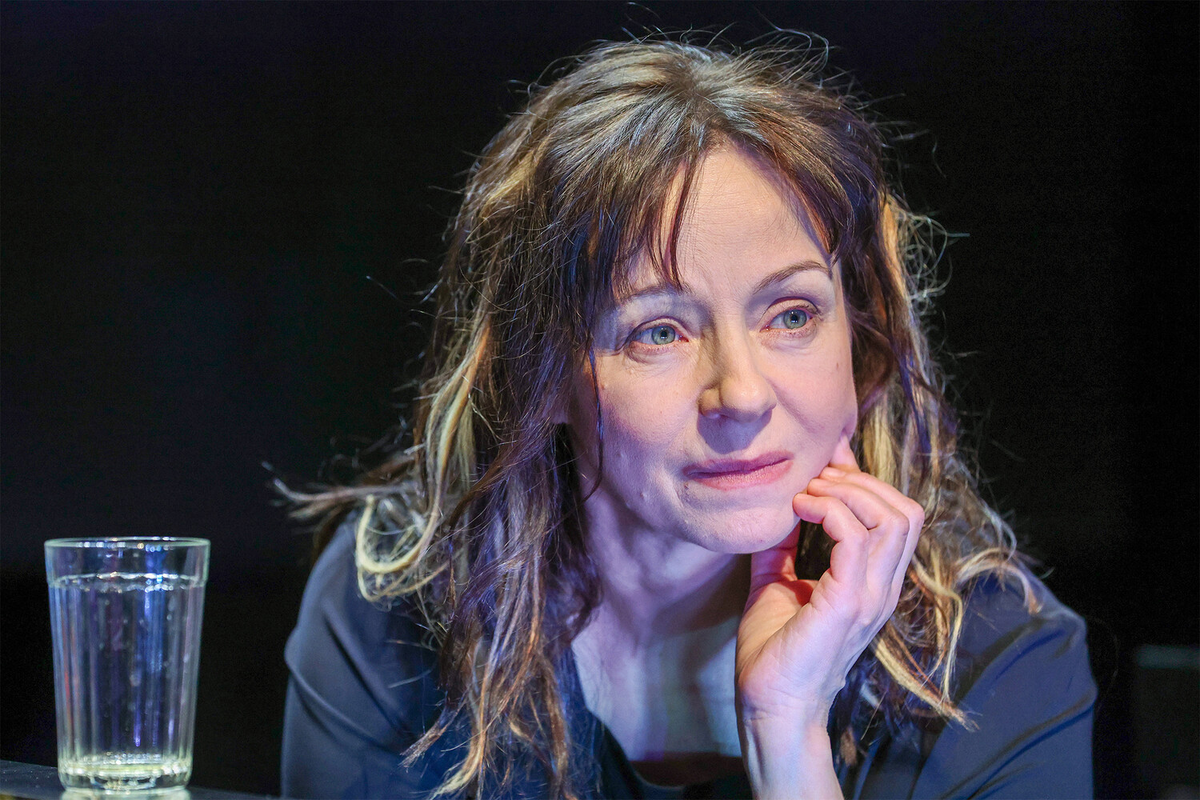 Евгения Добровольская в спектакле «Космос» в МХТ имени А.П. Чехова, 2023 год