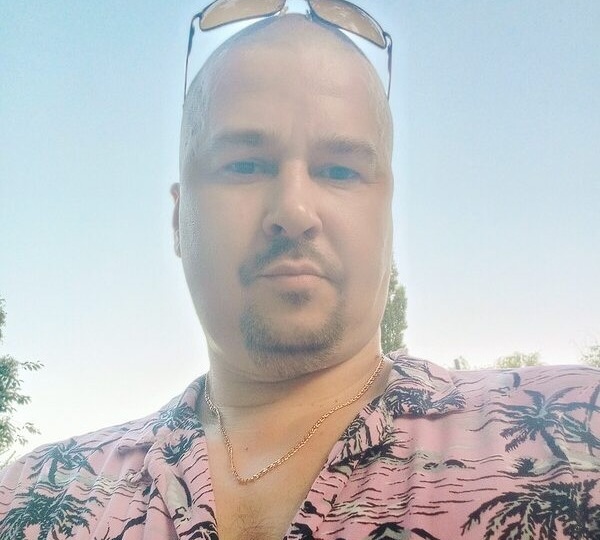 За полгода встретился с 10 женщинами с сайта знакомств. Восемь из них на первой встрече спросили: "А машина какая?" - и я понял одну вещь