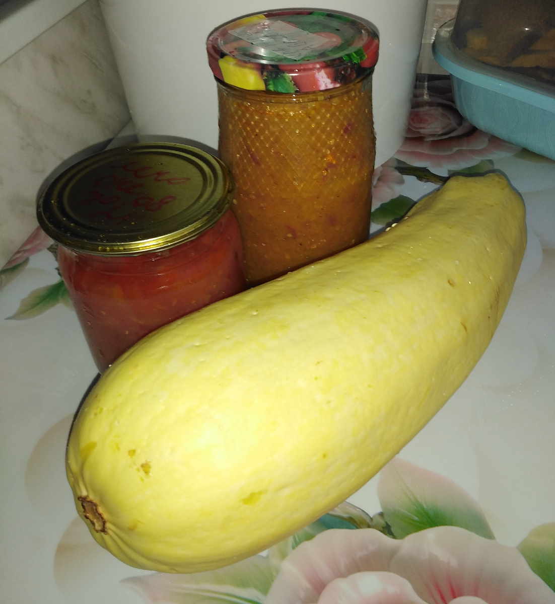 Надо есть вовремя. Лечо, которое я ещё в 24 году сварила и кабачковая икра того года. 