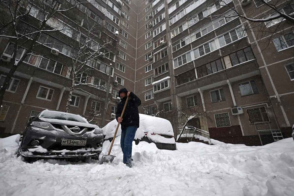    Жители Москвы вышли на борьбу с последствиями снежного циклона "Фрэнсис" Иван МАКЕЕВ