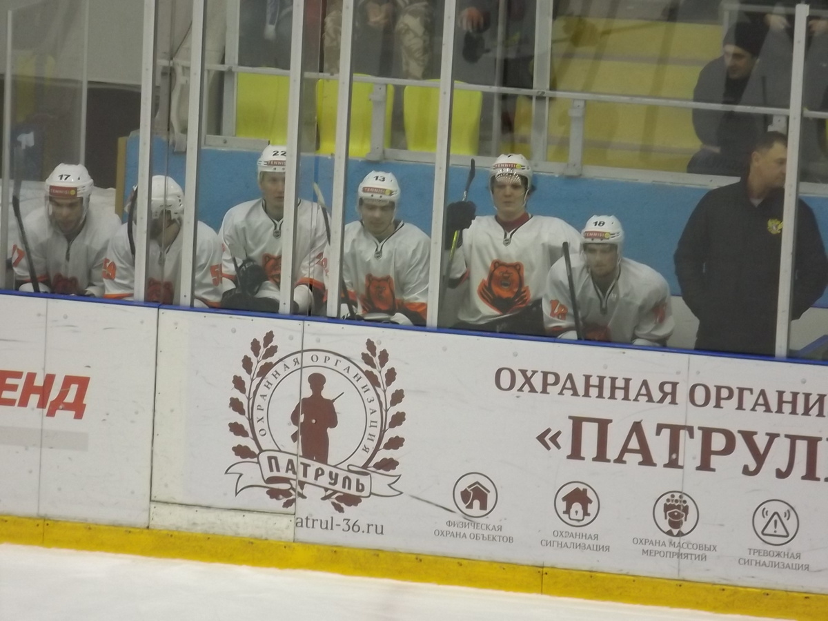 6 хоккеистов "Молота" одновременно на скамейке штрафников в Воронеже!