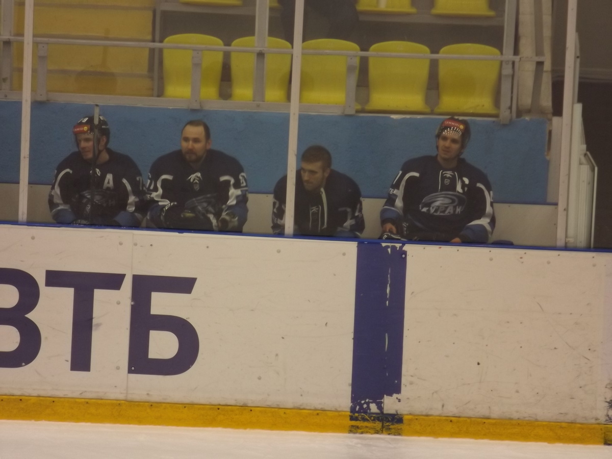 4 хоккеиста "Бурана" одновременно на скамье штрафников во время поединка с "Молотом"!!! Т.е.одновременно на скамейках штрафников находилось 10 хоккеистов встречающихся команд!!!