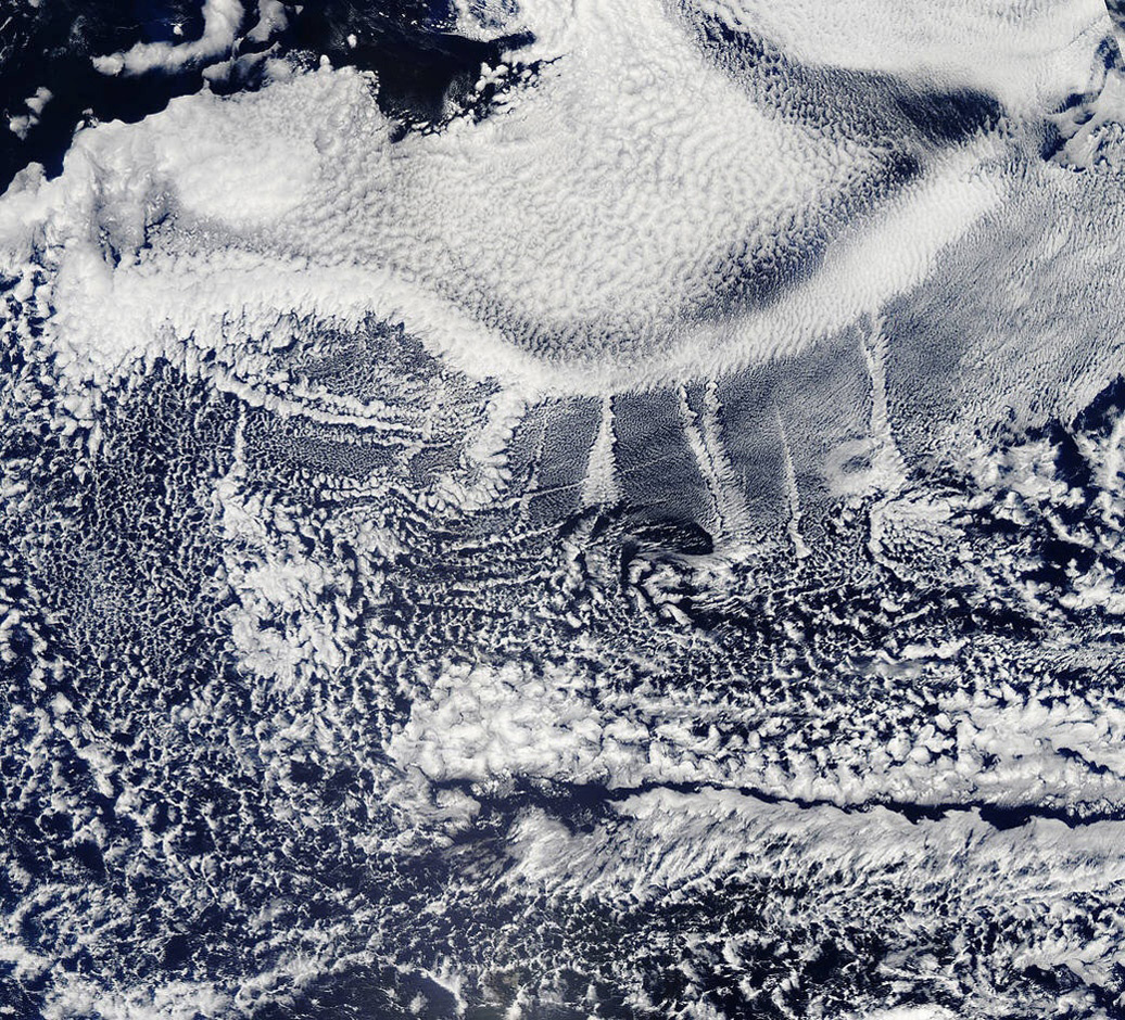 Корабельные облака над Тихим океаном 